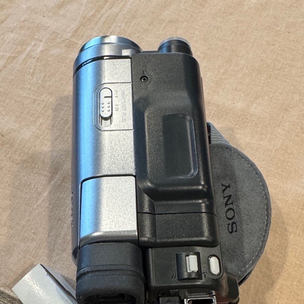 NWT Sony Handycam with Blue and Yellow Box Artwork digital 8 - Picture 6 of 11